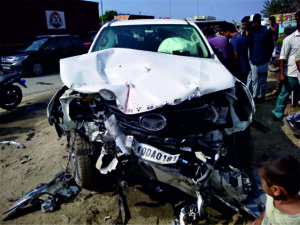 बेकाबू फॉर्च्यूनर ने बाइक और ट्रैक्टर में मारी टक्कर, चार घायल।